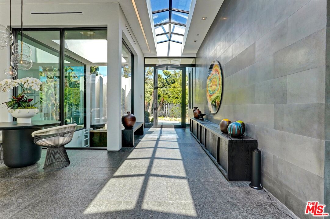 1049 Loma Vista Dr