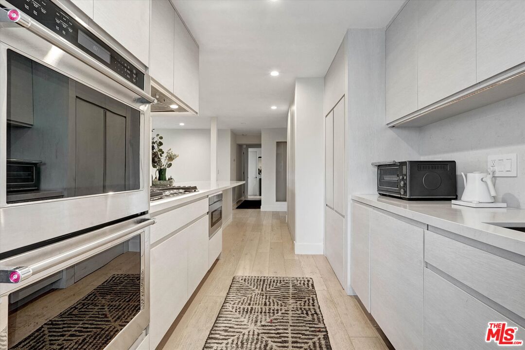 930 California Ave Unit: 301