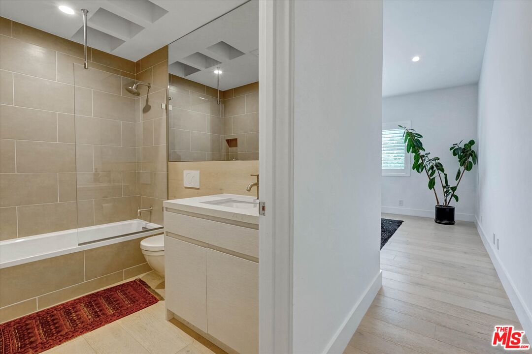 930 California Ave Unit: 301