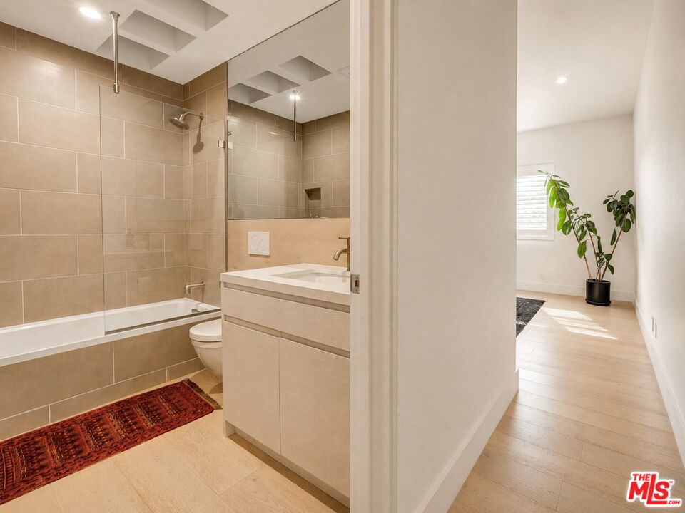 930 California Ave Unit: 301