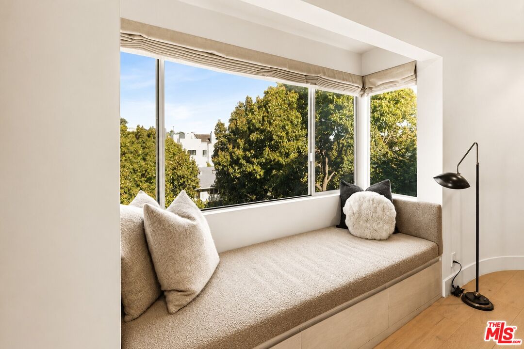 930 California Ave Unit: 301