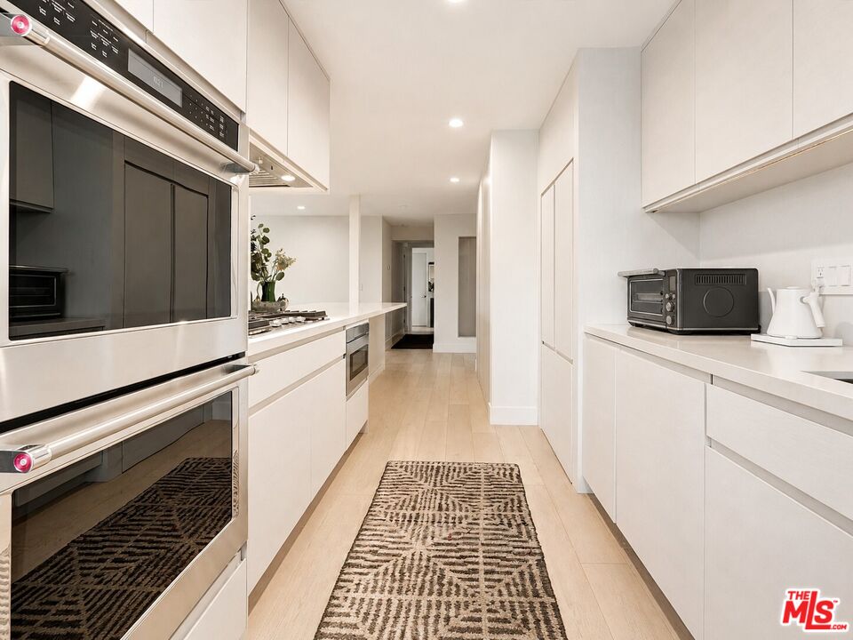 930 California Ave Unit: 301