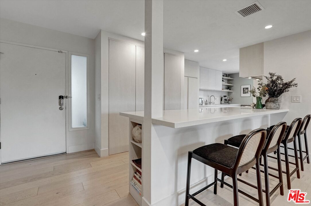 930 California Ave Unit: 301