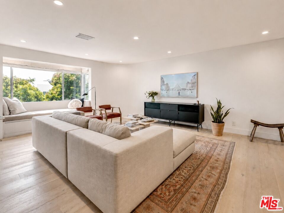 930 California Ave Unit: 301