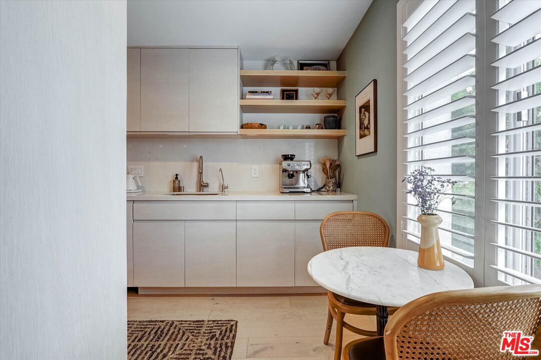 930 California Ave Unit: 301