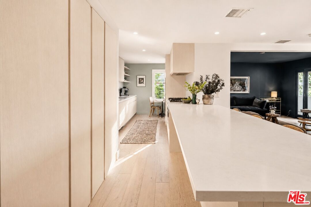 930 California Ave Unit: 301