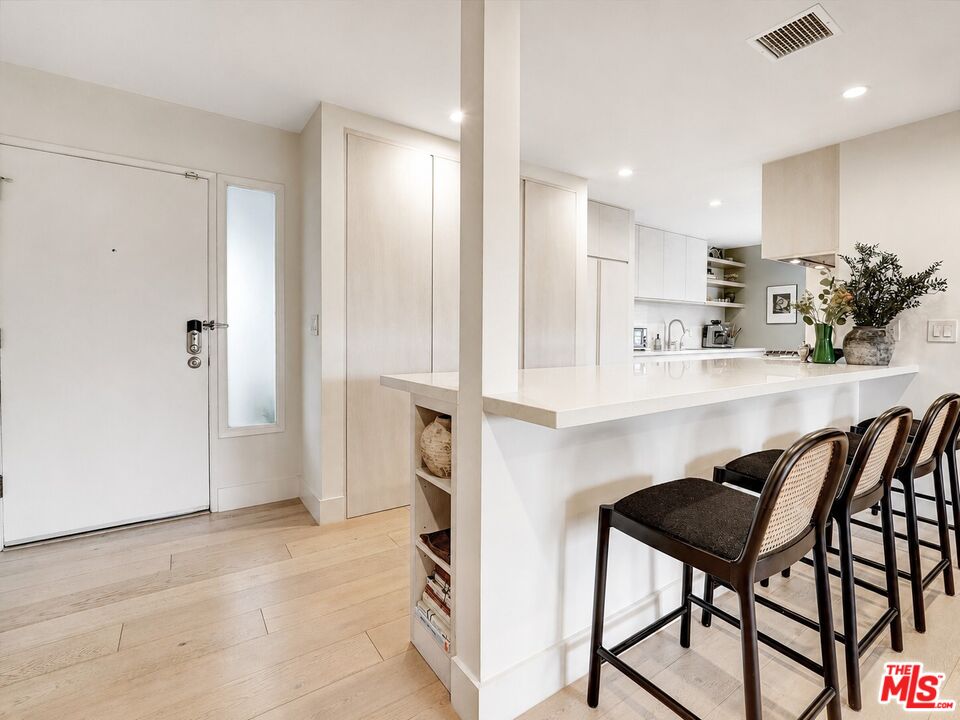930 California Ave Unit: 301