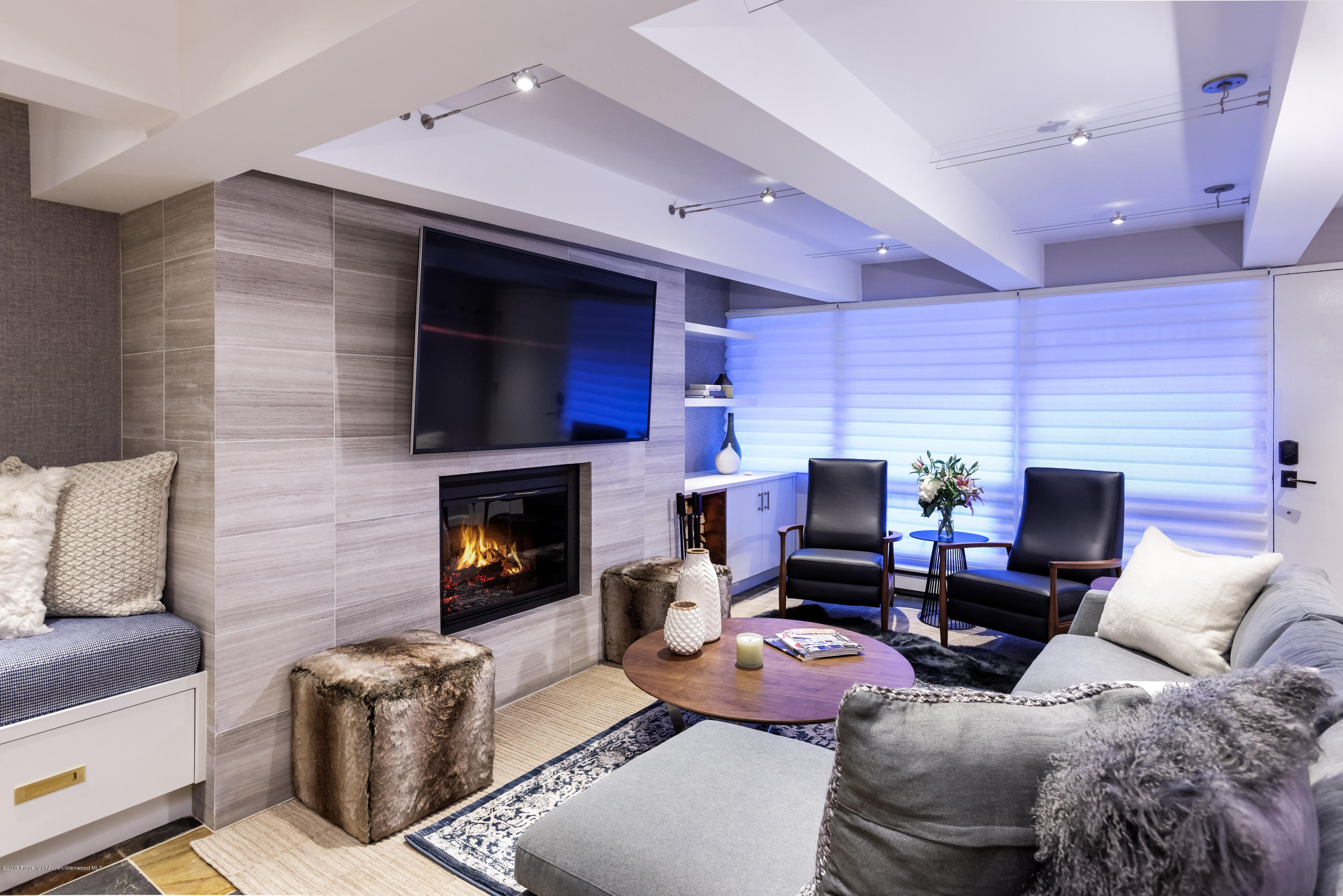 124 W Hyman Avenue 2-E