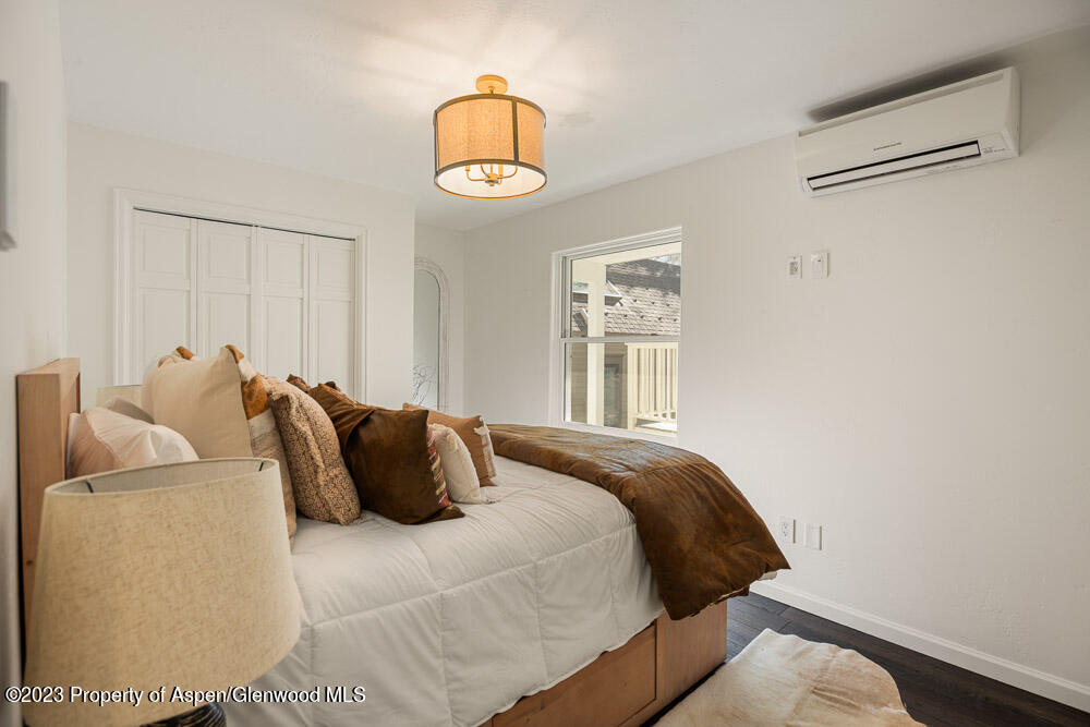 222 W Hopkins Avenue, 6