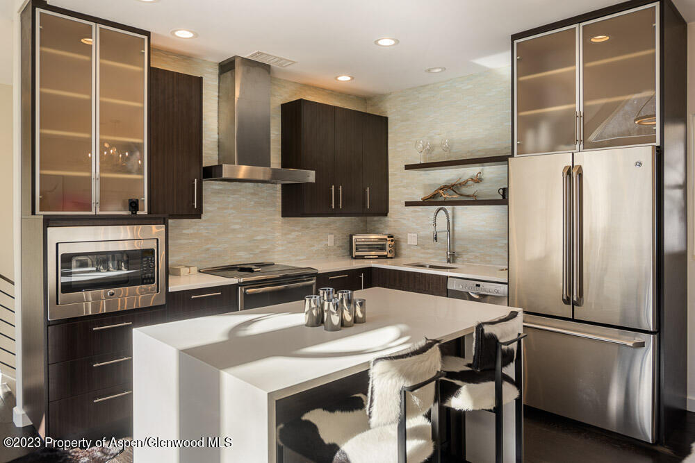 222 W Hopkins Avenue, 6