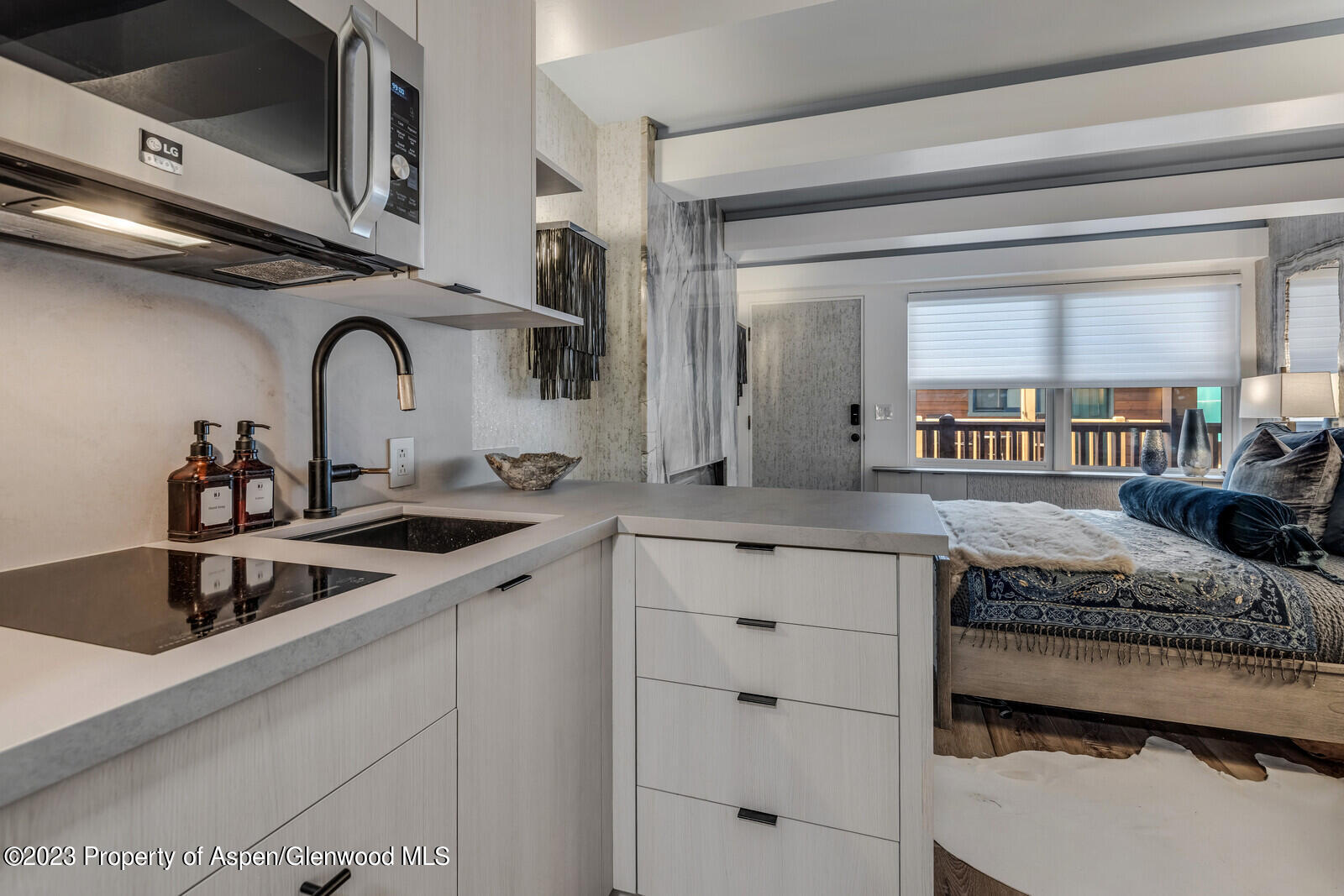 914 WATERS Avenue, 12