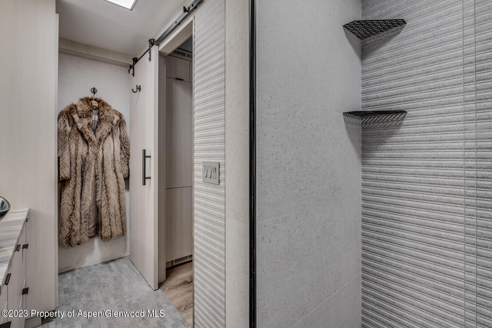 914 WATERS Avenue, 12