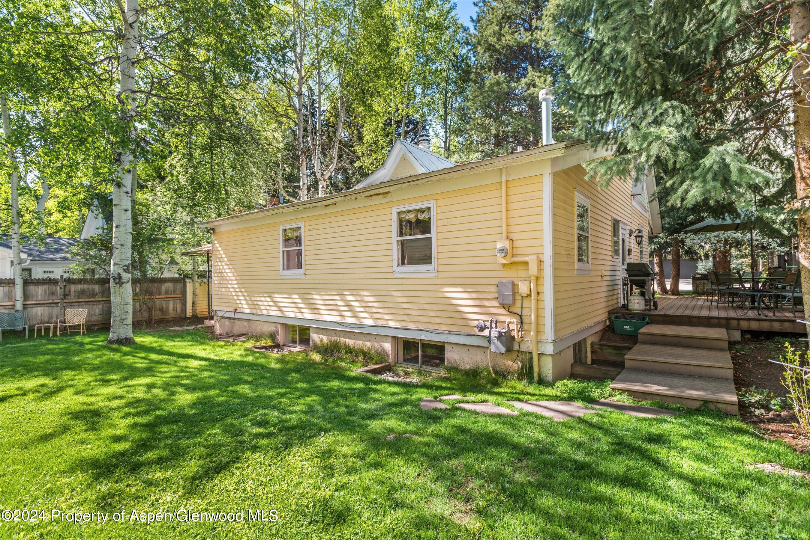 406 W Smuggler Street