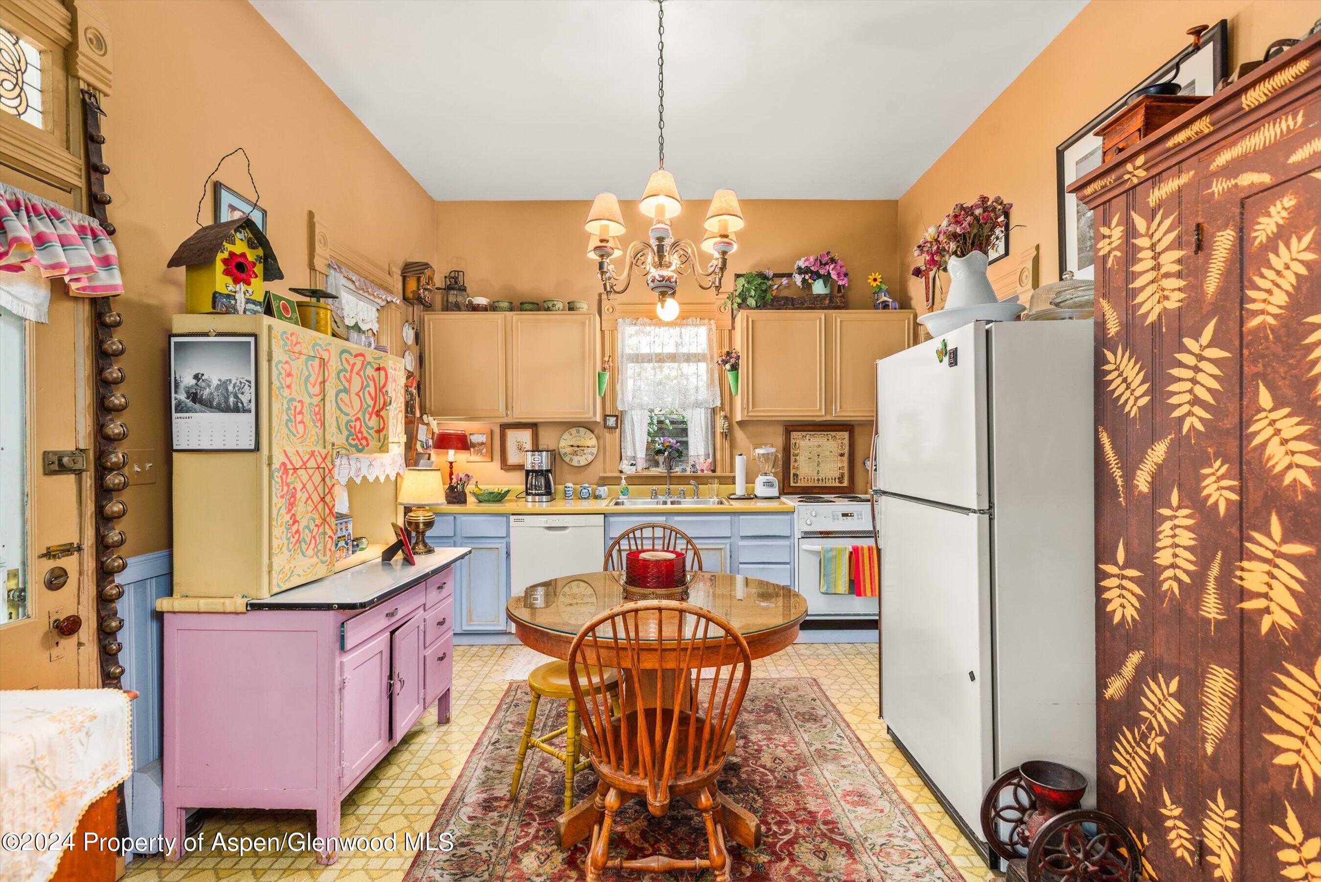 406 W Smuggler Street