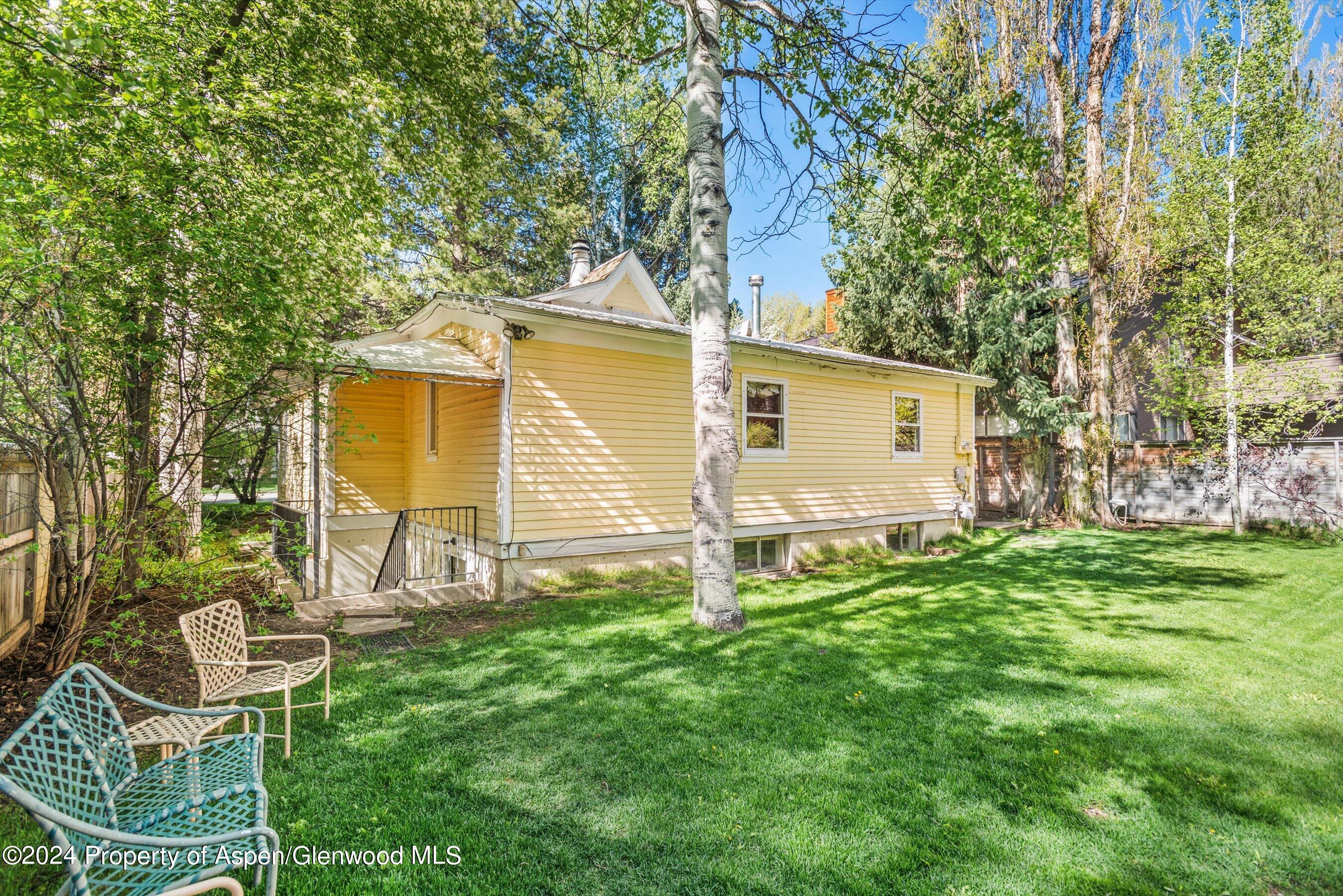 406 W Smuggler Street