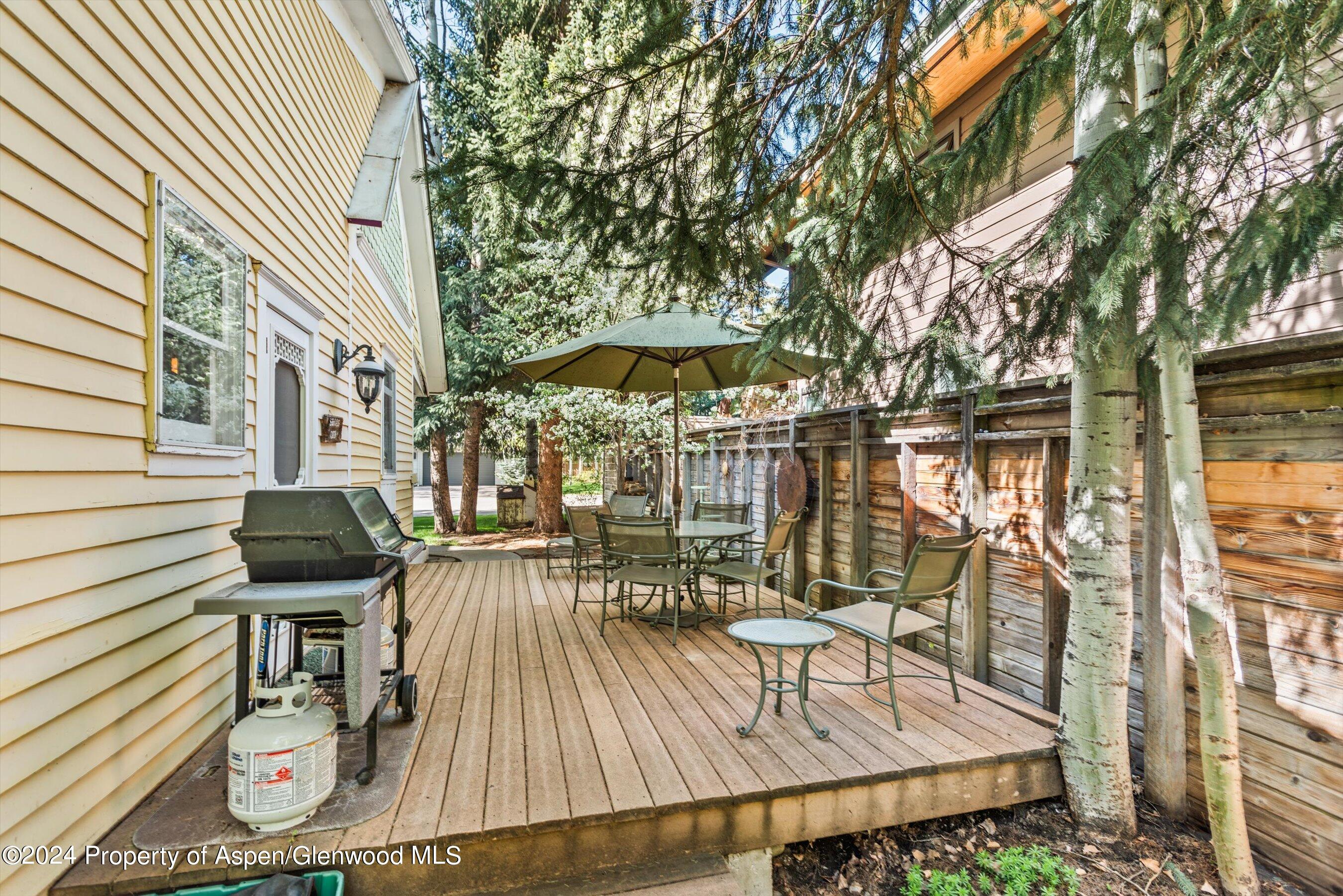 406 W Smuggler Street