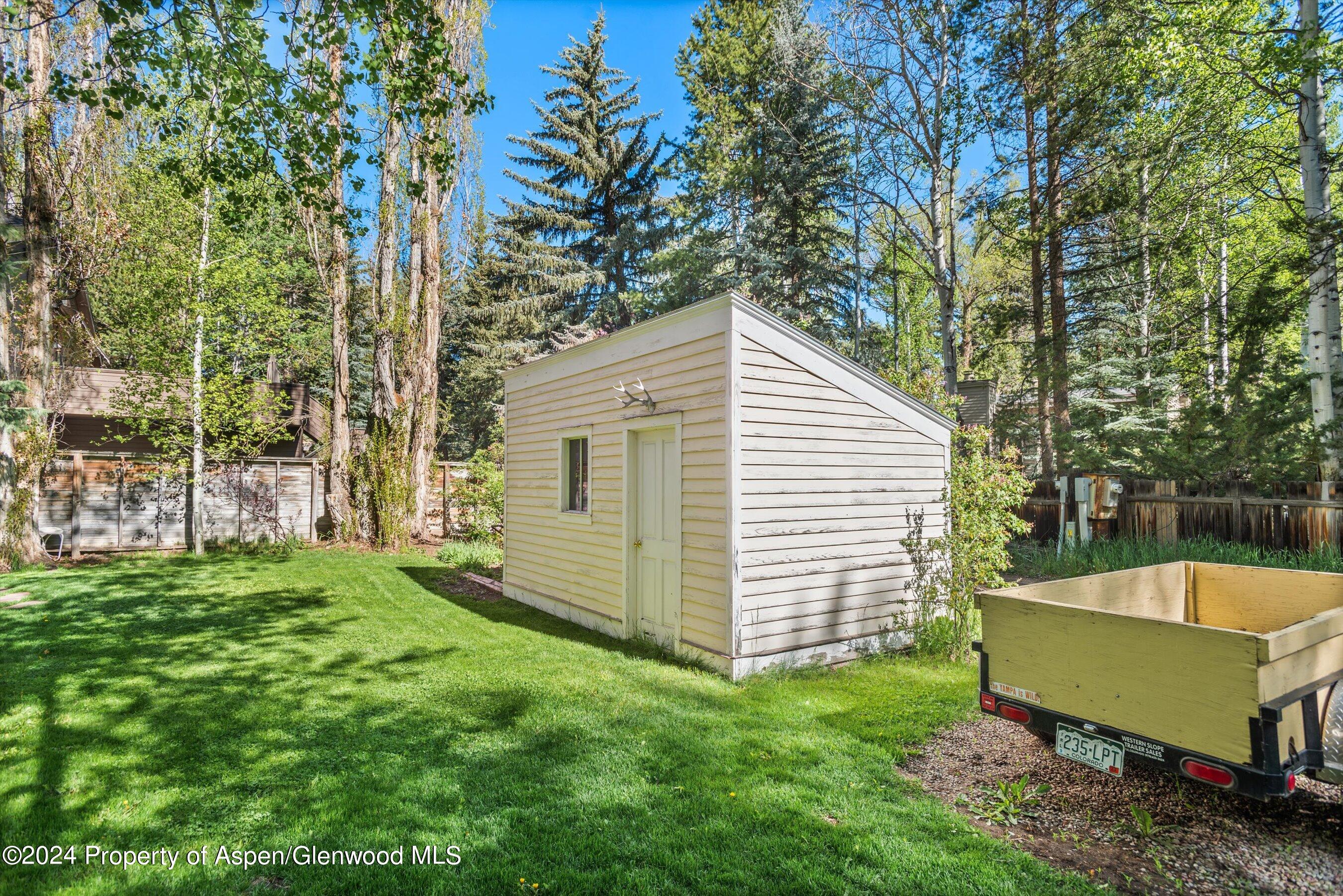 406 W Smuggler Street