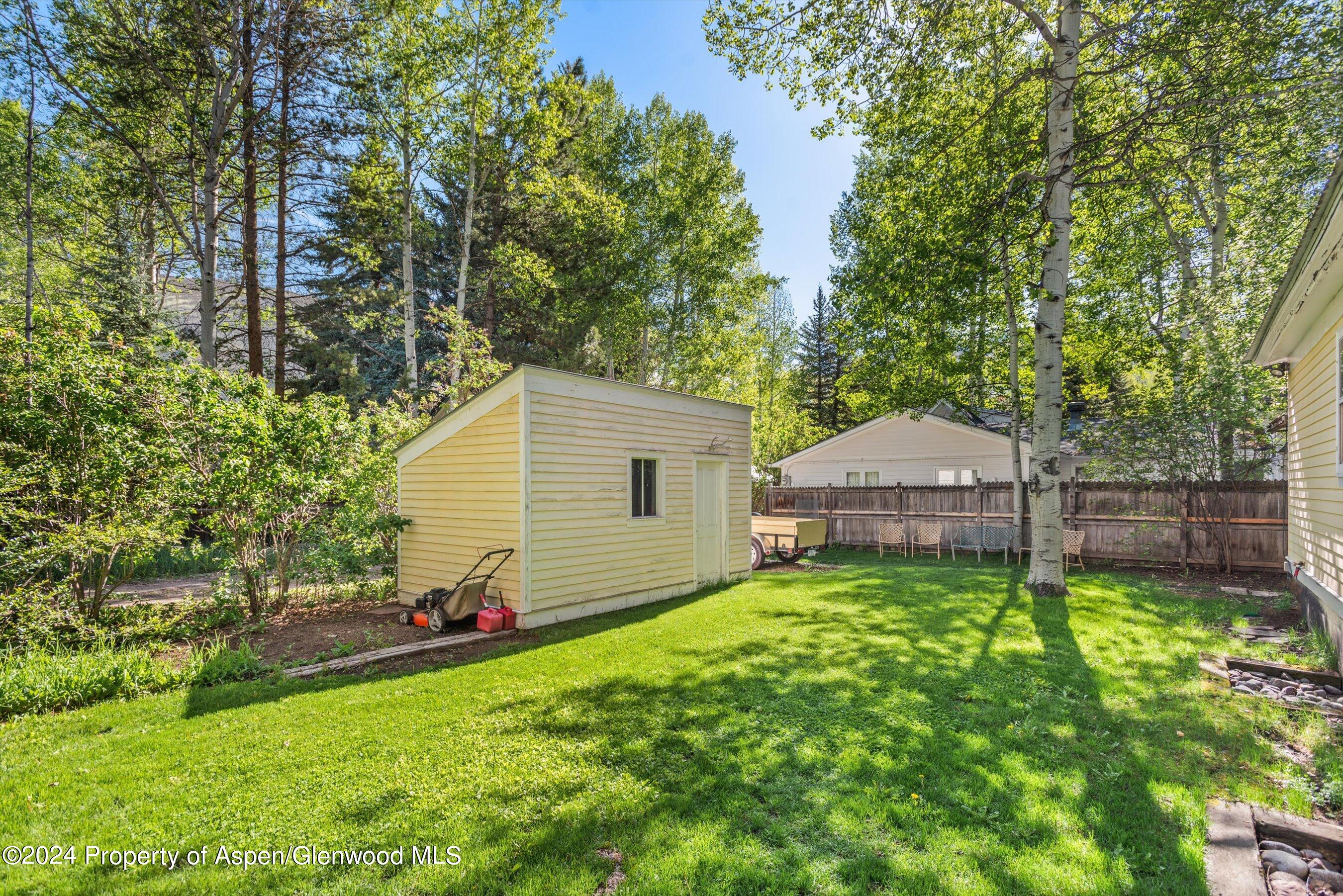 406 W Smuggler Street