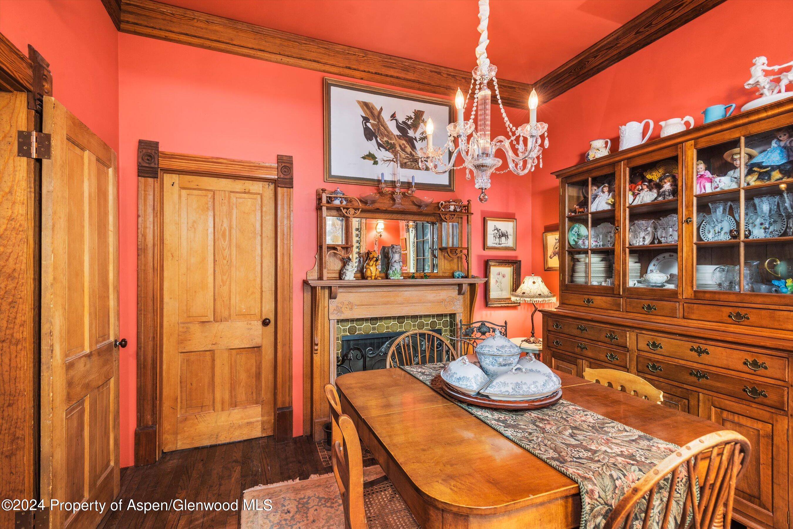 406 W Smuggler Street