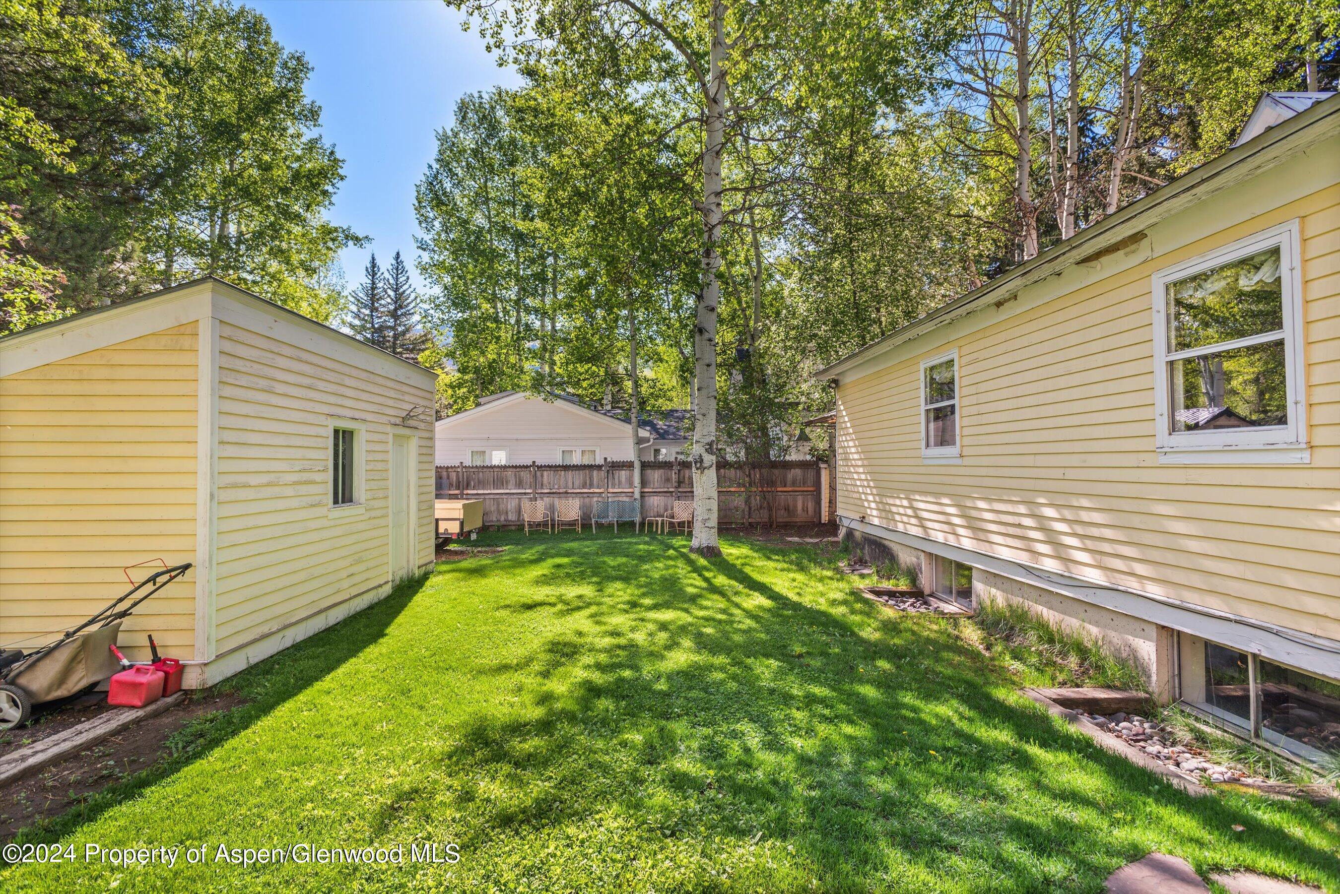 406 W Smuggler Street