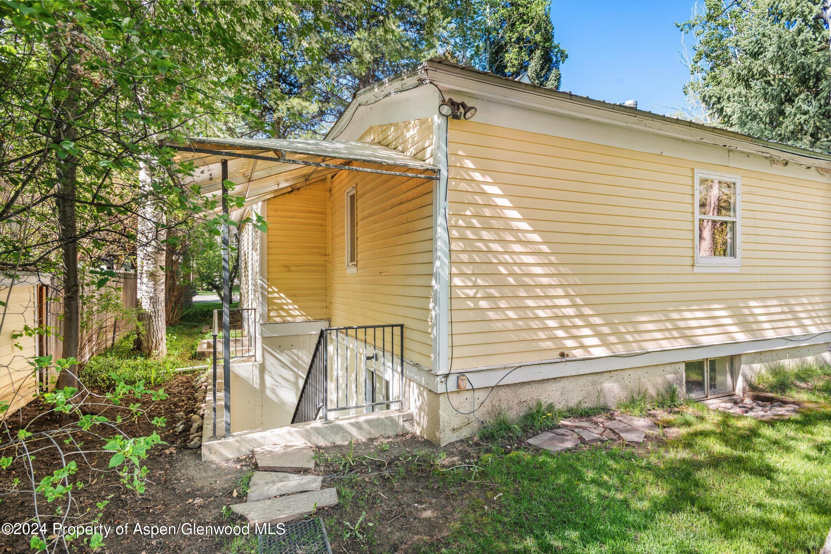 406 W Smuggler Street