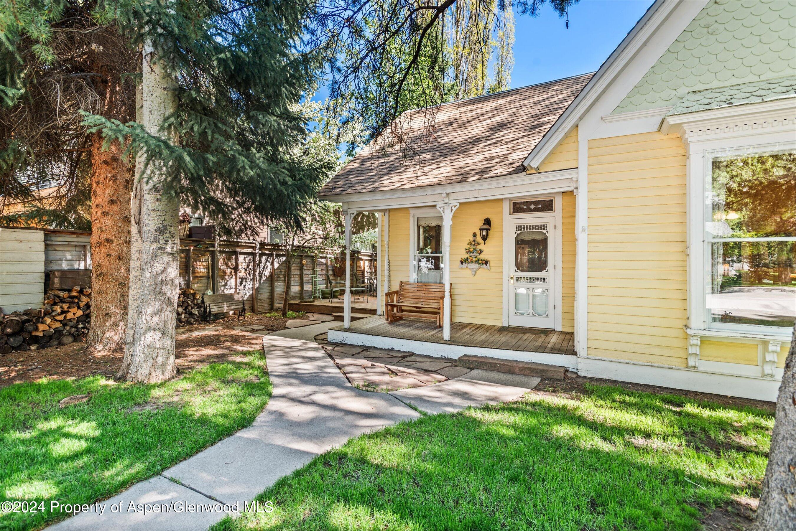 406 W Smuggler Street