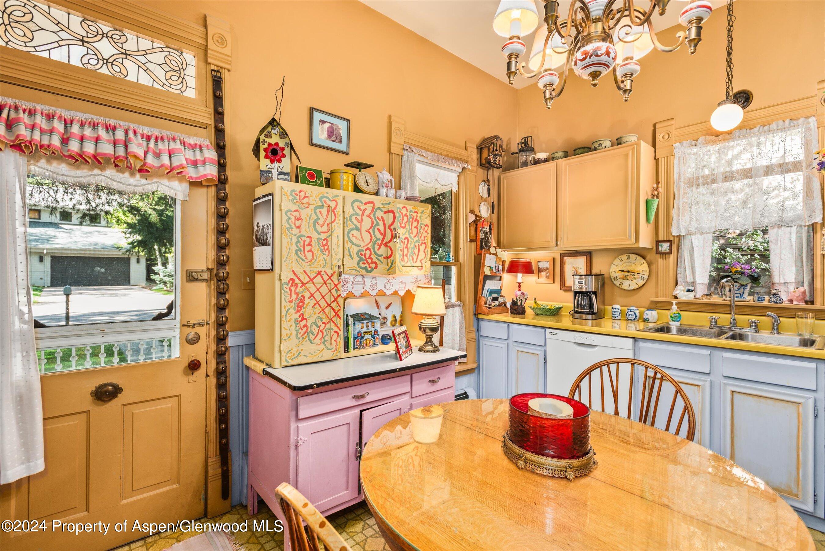 406 W Smuggler Street