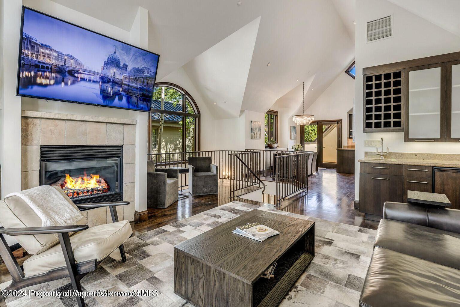 910 E Cooper Avenue, West