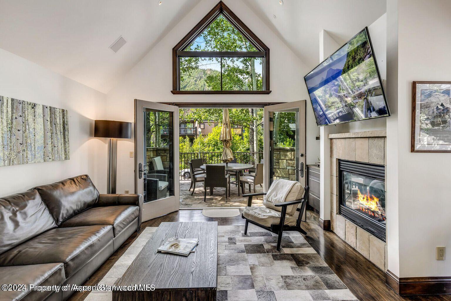 910 E Cooper Avenue, West