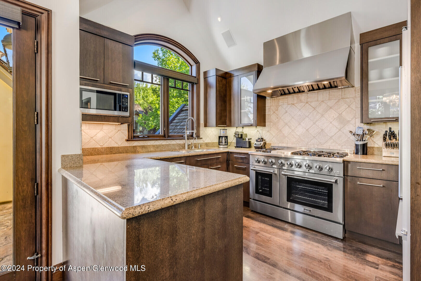 910 E Cooper Avenue, West