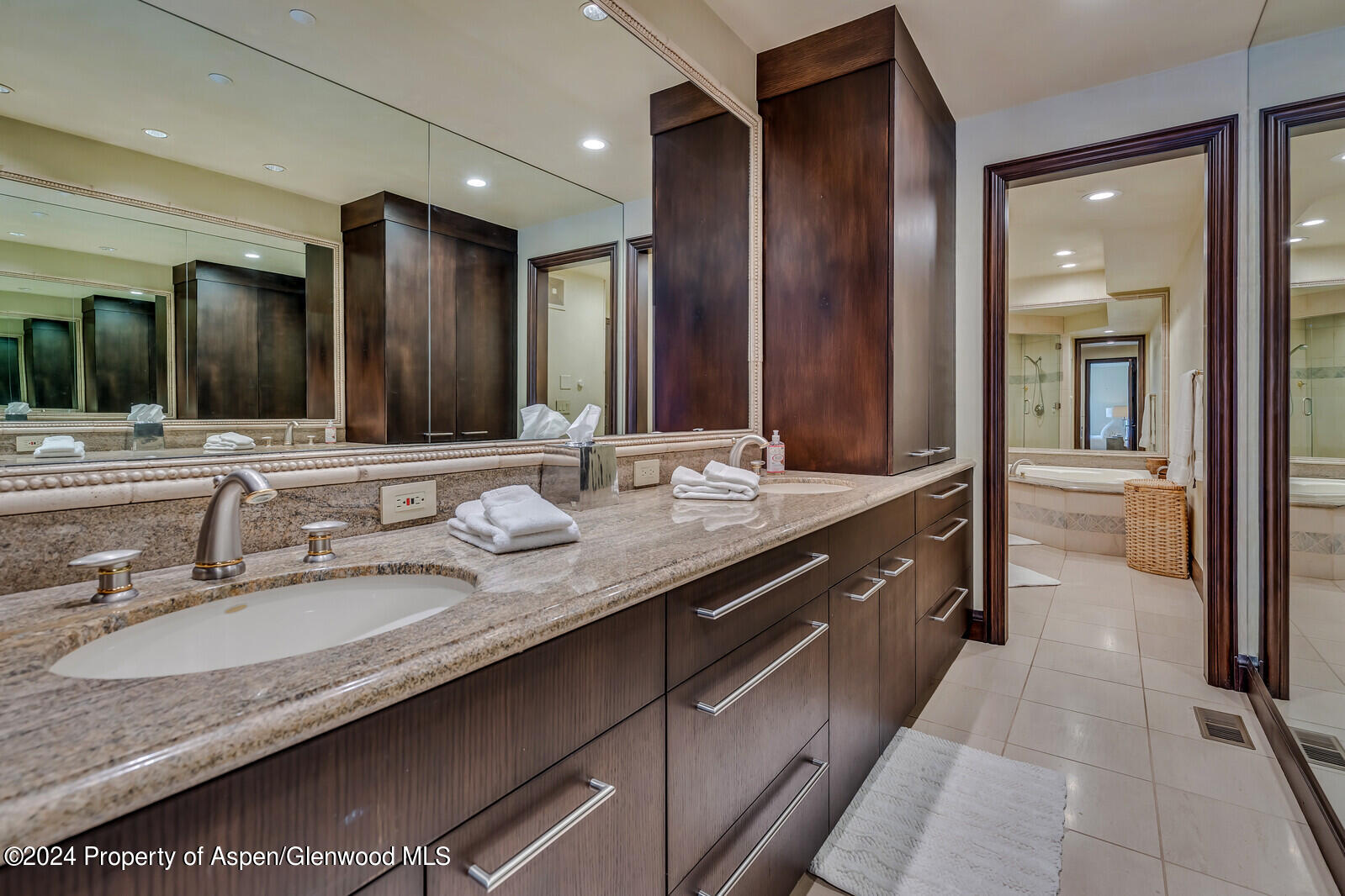 910 E Cooper Avenue, West