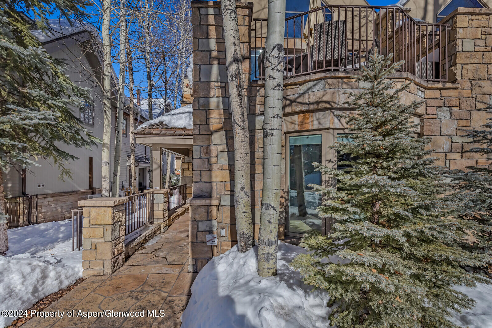 910 E Cooper Avenue, West