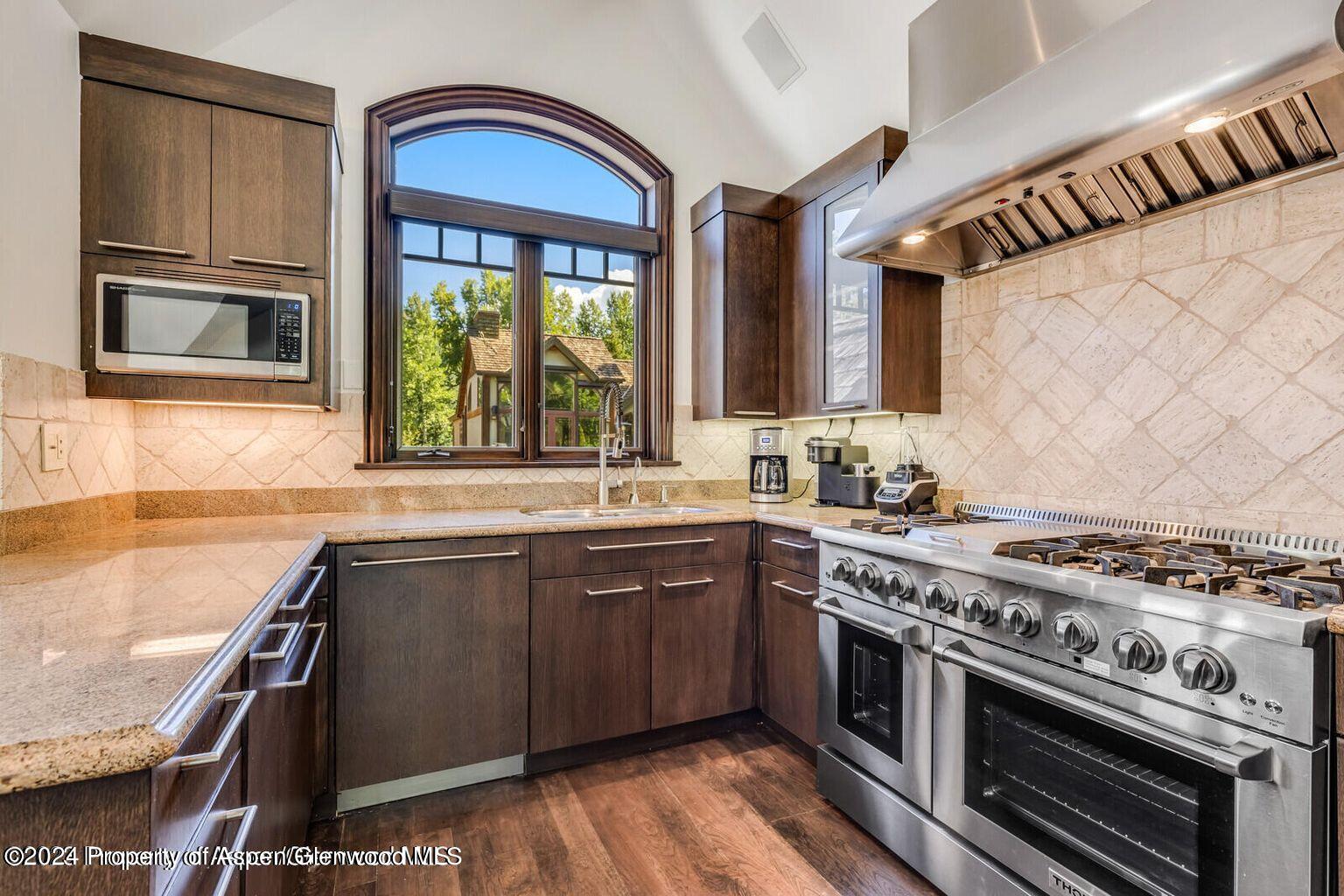 910 E Cooper Avenue, West