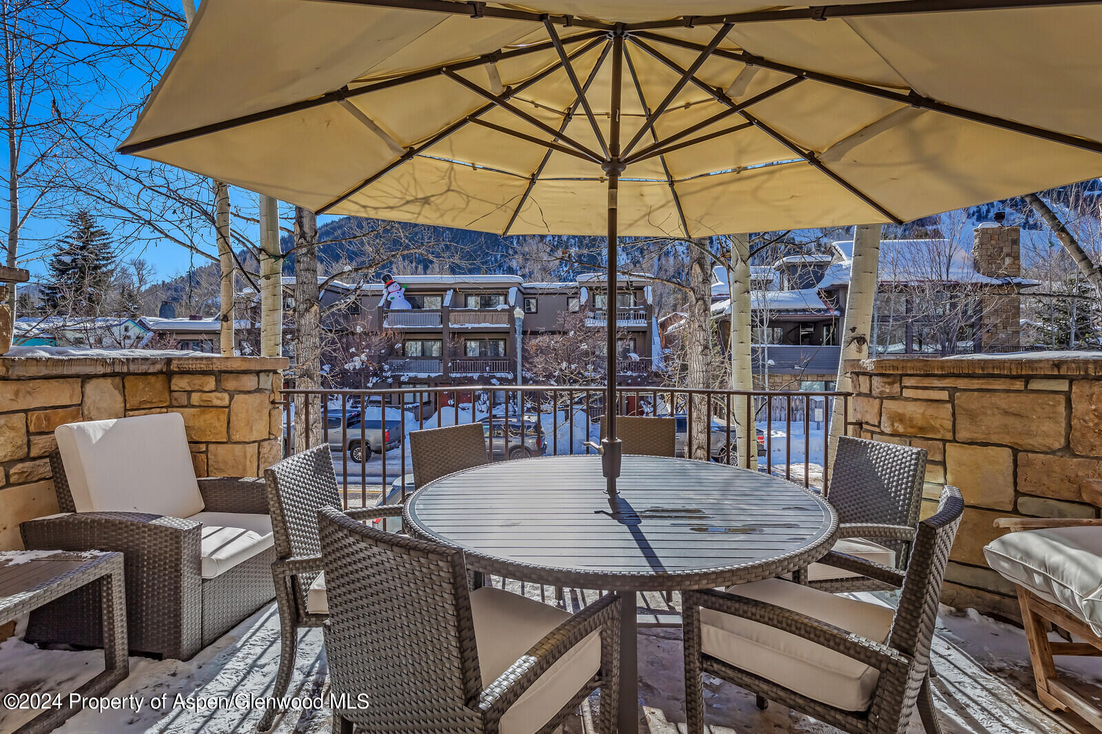 910 E Cooper Avenue, West