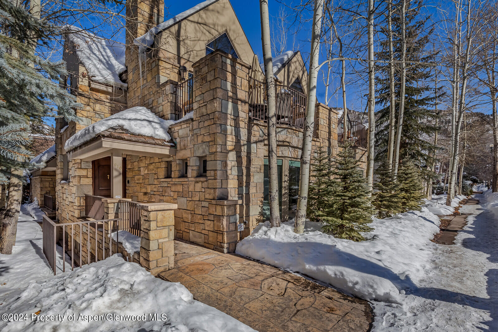 910 E Cooper Avenue, West