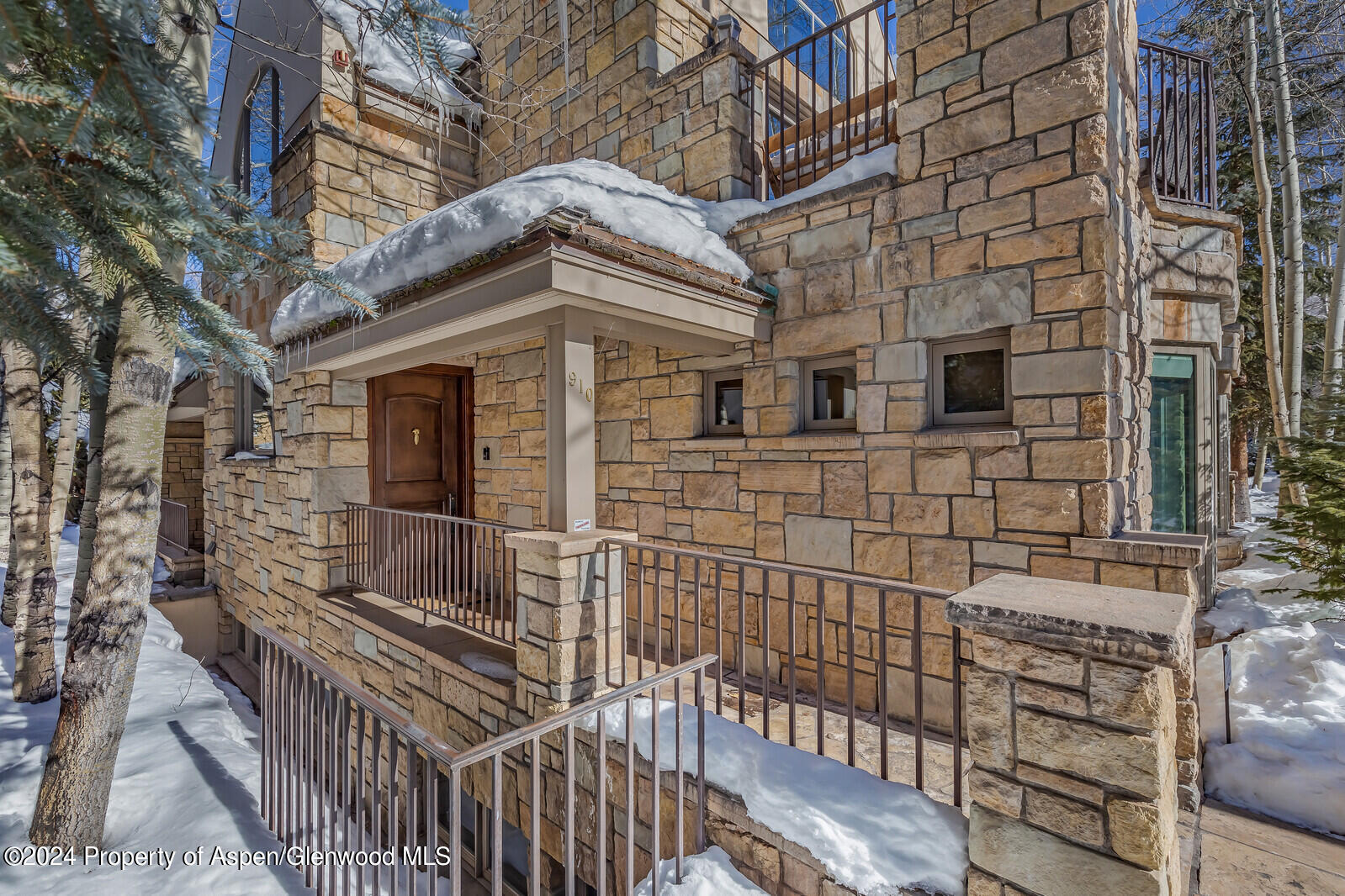 910 E Cooper Avenue, West