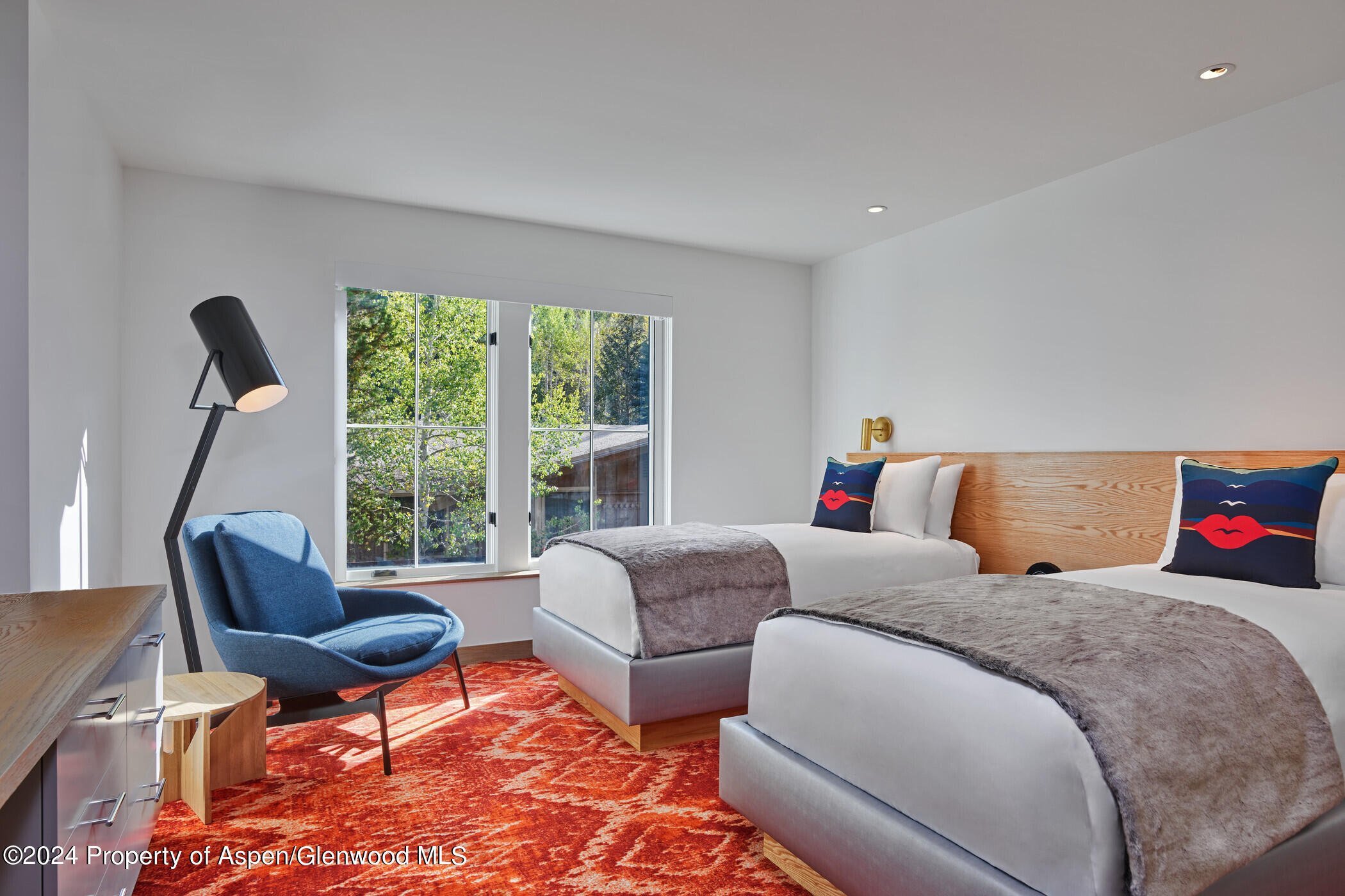 550 S Spring Street F8-9