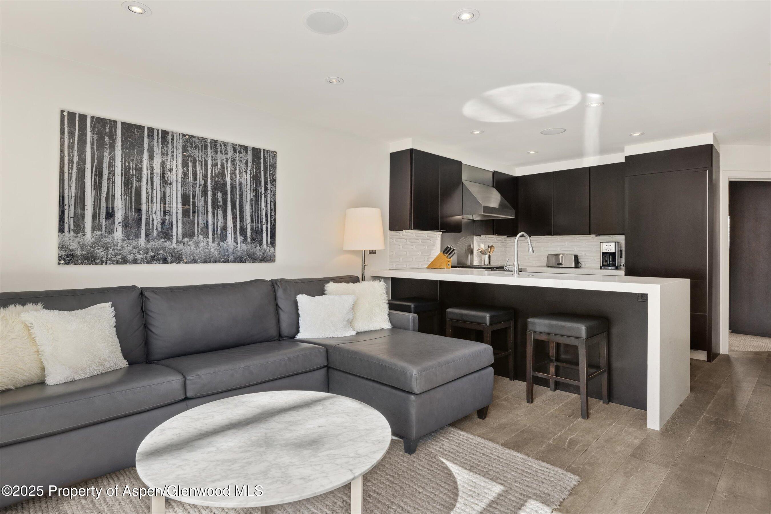 124 E Durant Avenue, 6