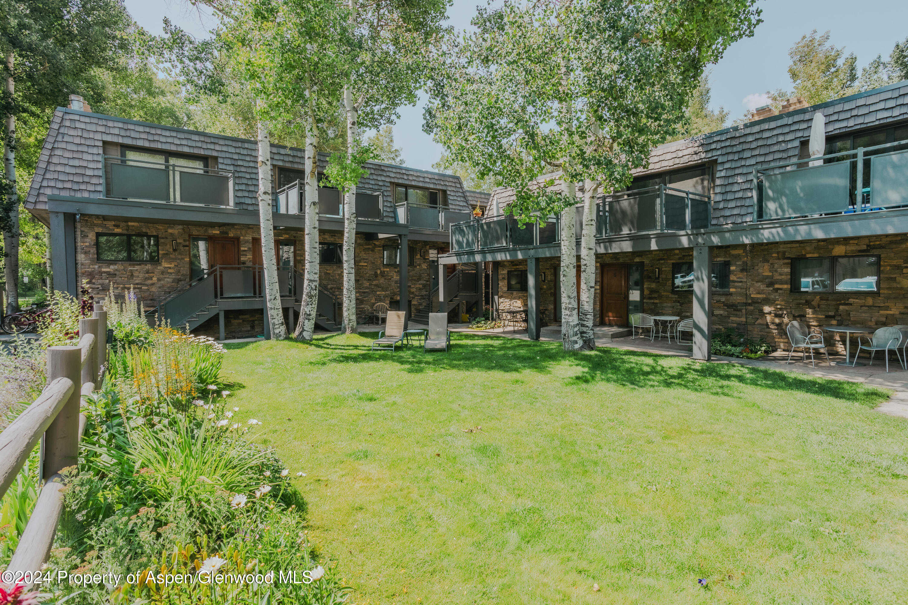 124 E Durant Avenue, 6