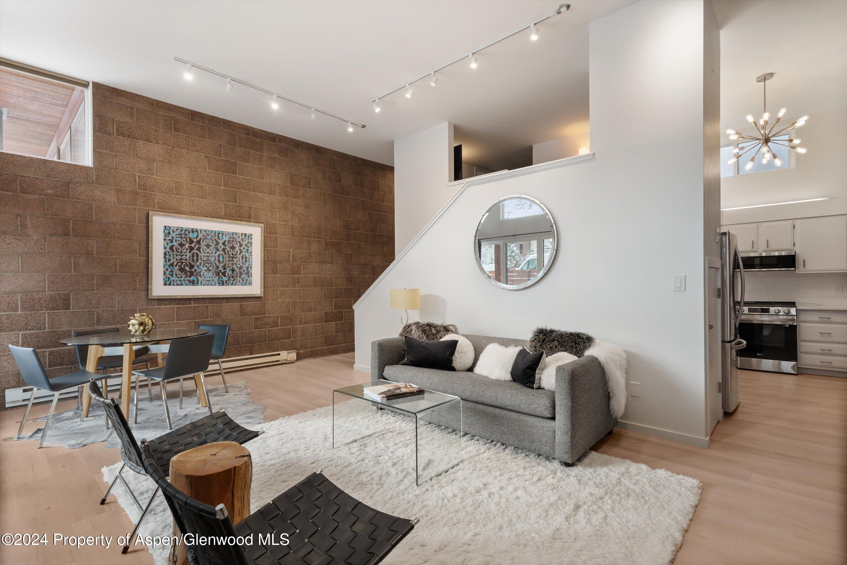 311 S Aspen Street Unit: 2