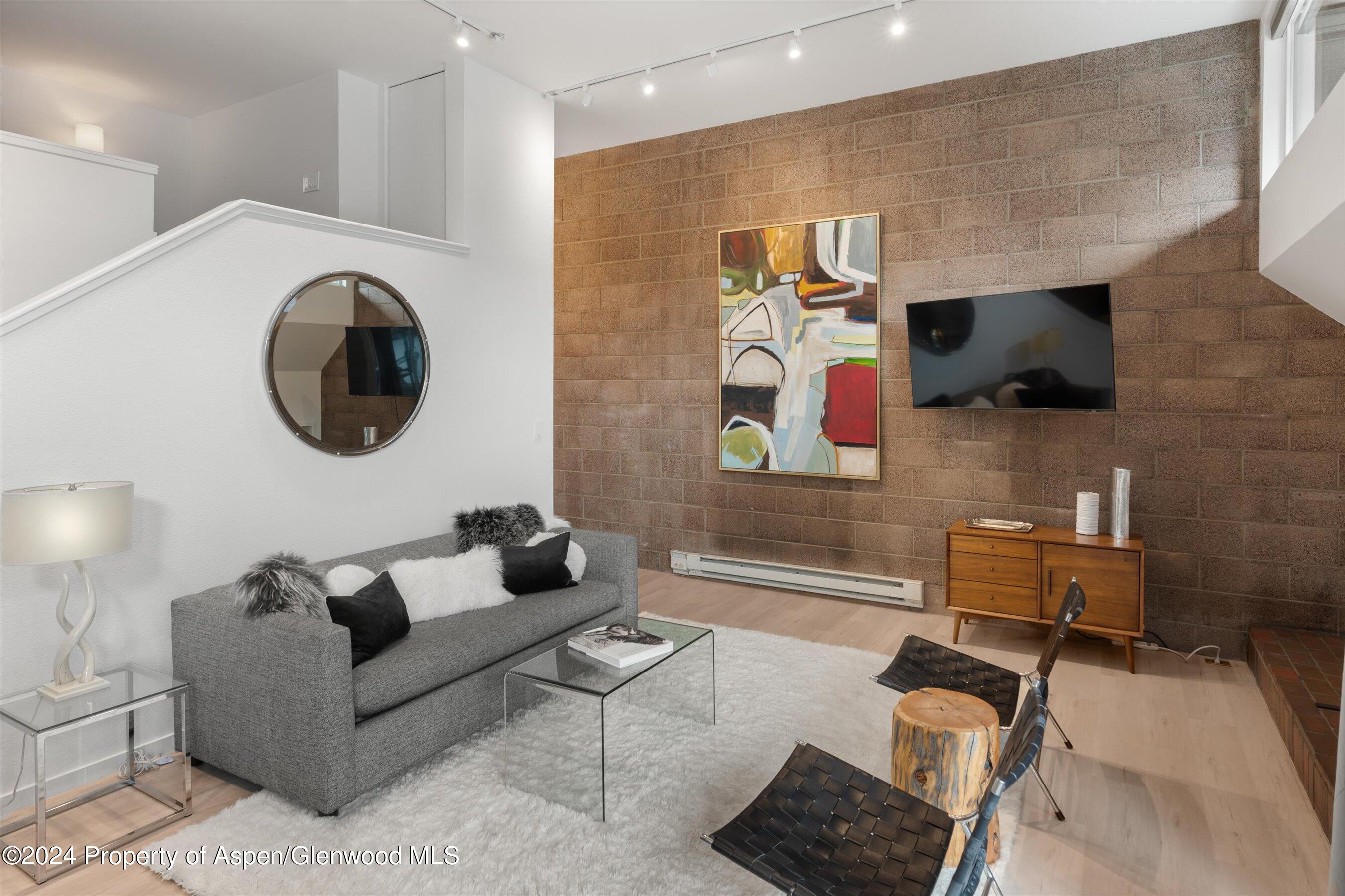 311 S Aspen Street Unit: 2