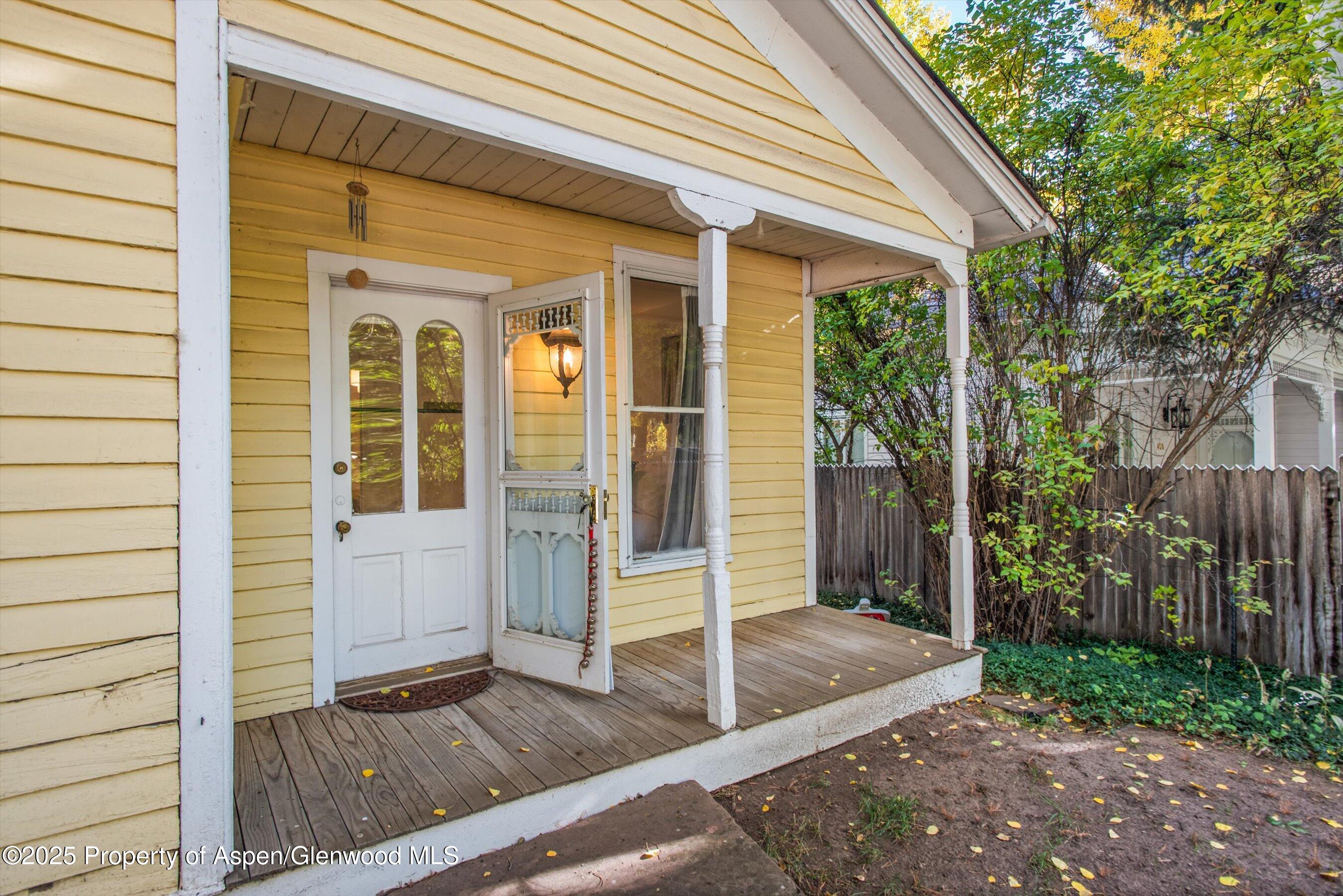 406 W Smuggler Street