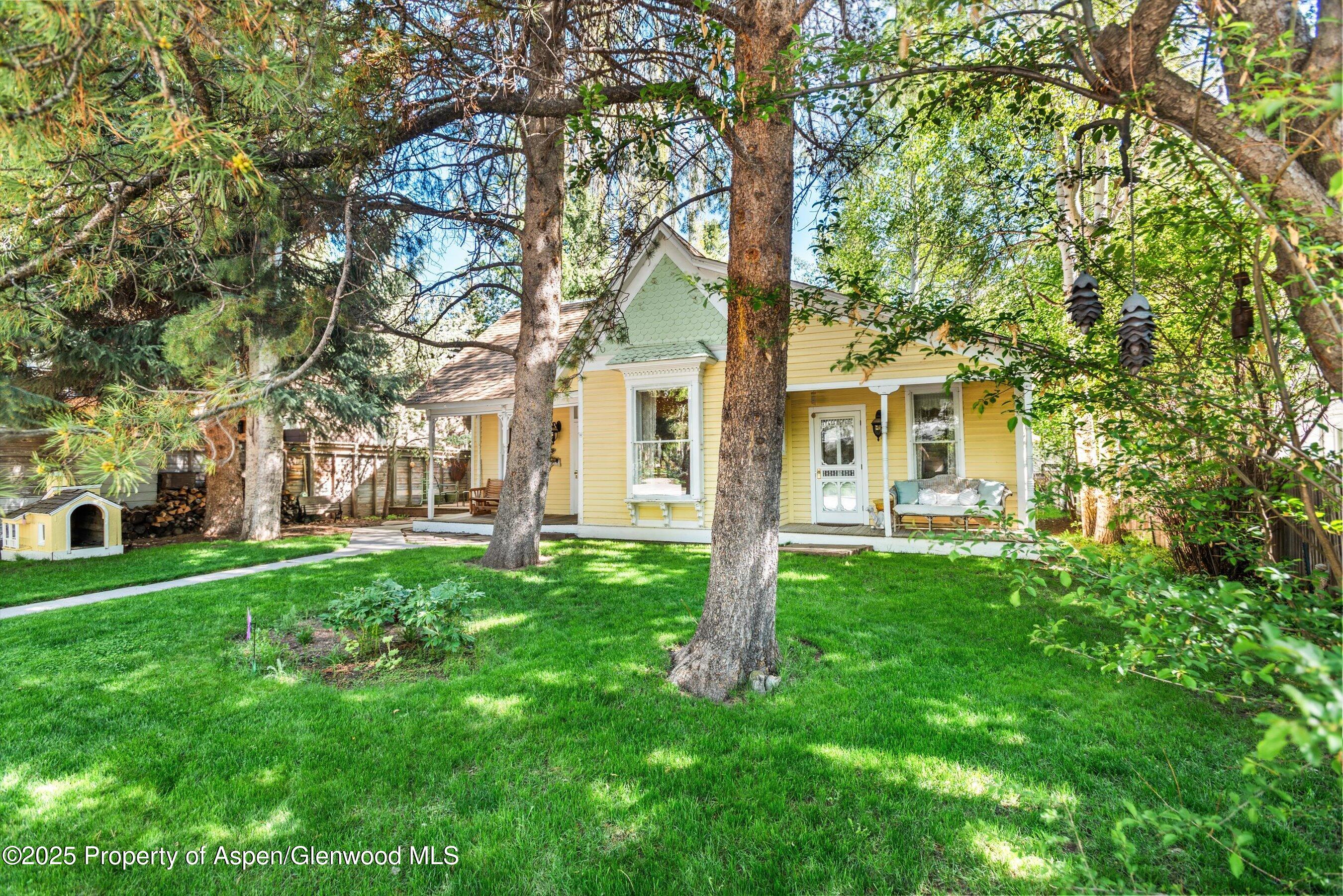 406 W Smuggler Street