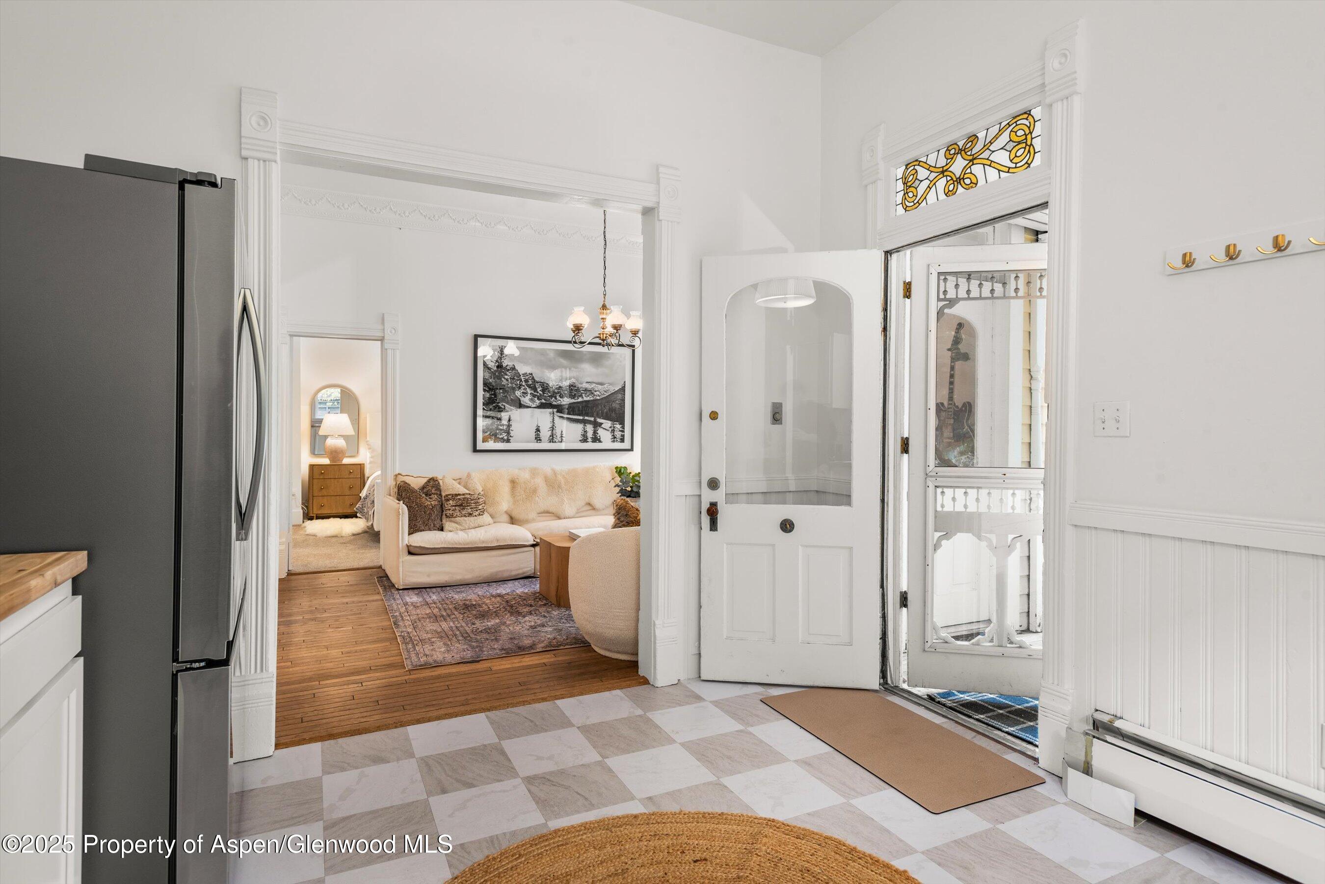 406 W Smuggler Street