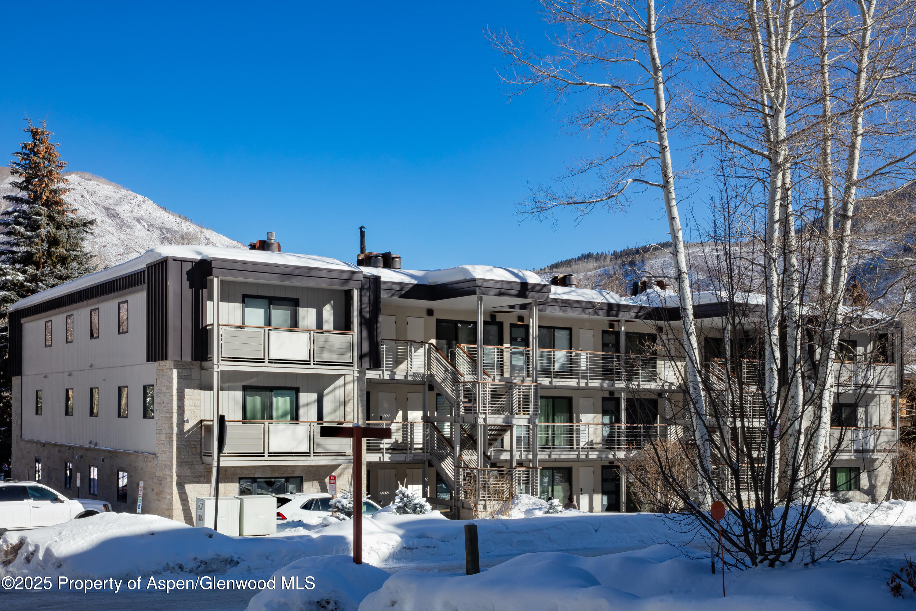 100 E Dean Street, 1B