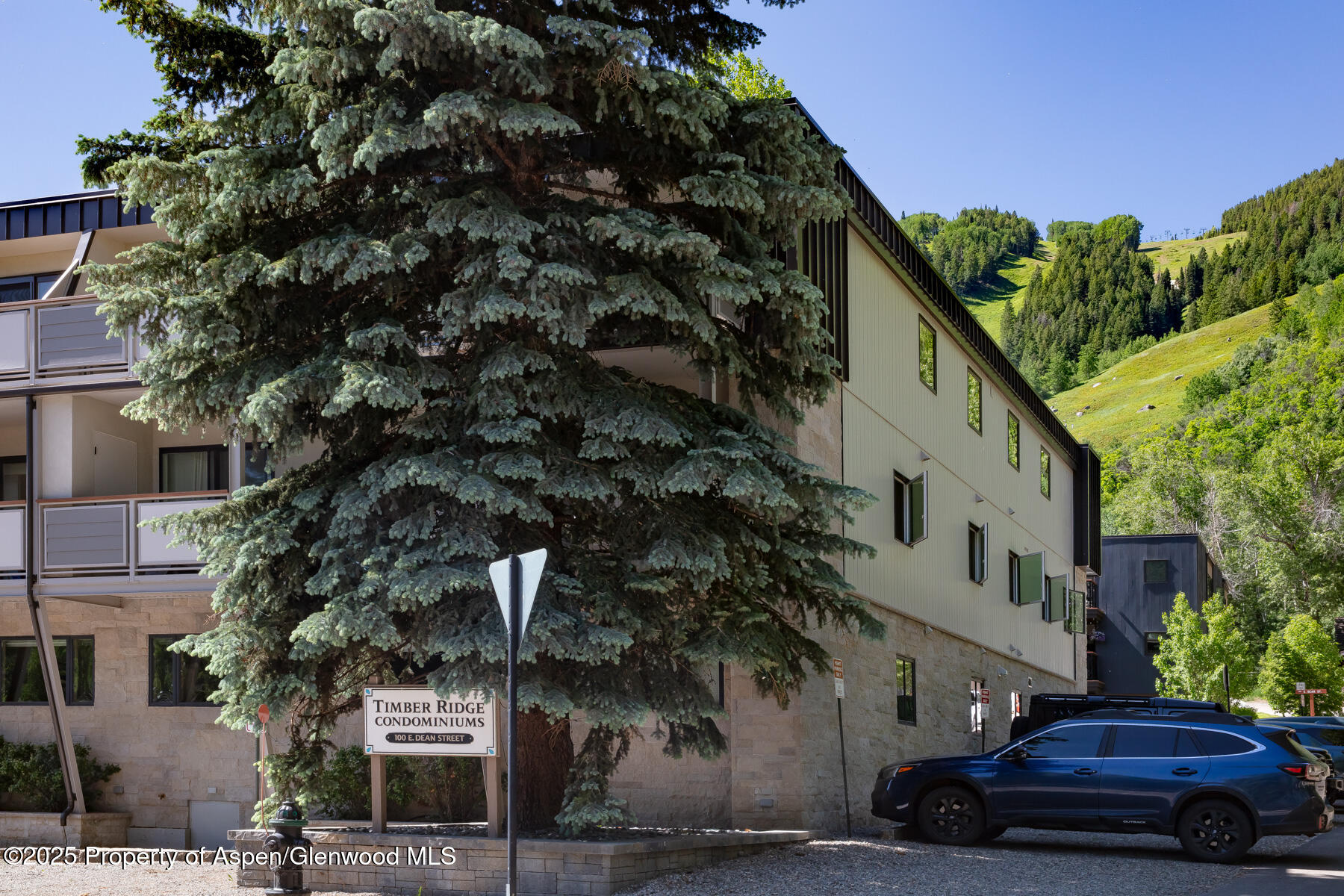 100 E Dean Street, 1B