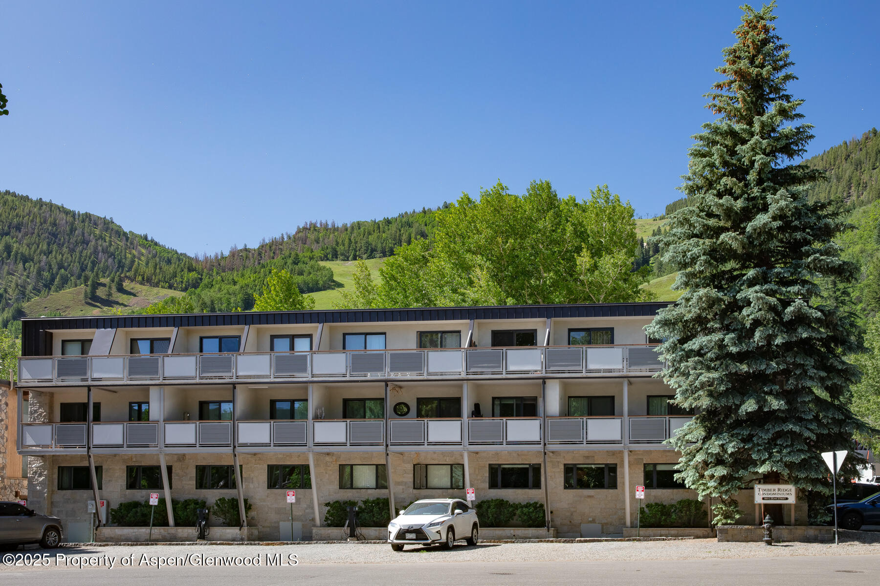 100 E Dean Street, 1B