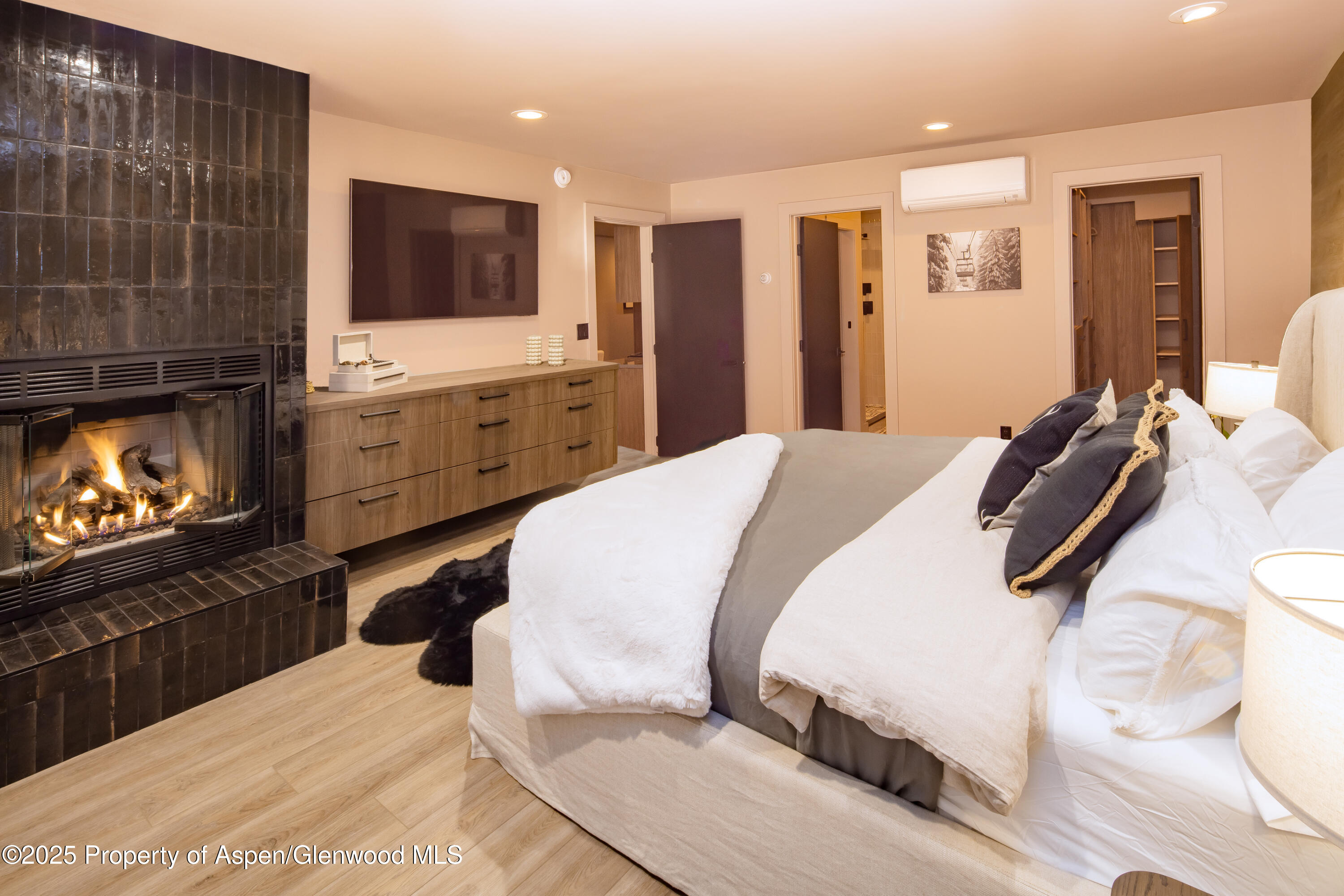 100 E Dean Street, 1B