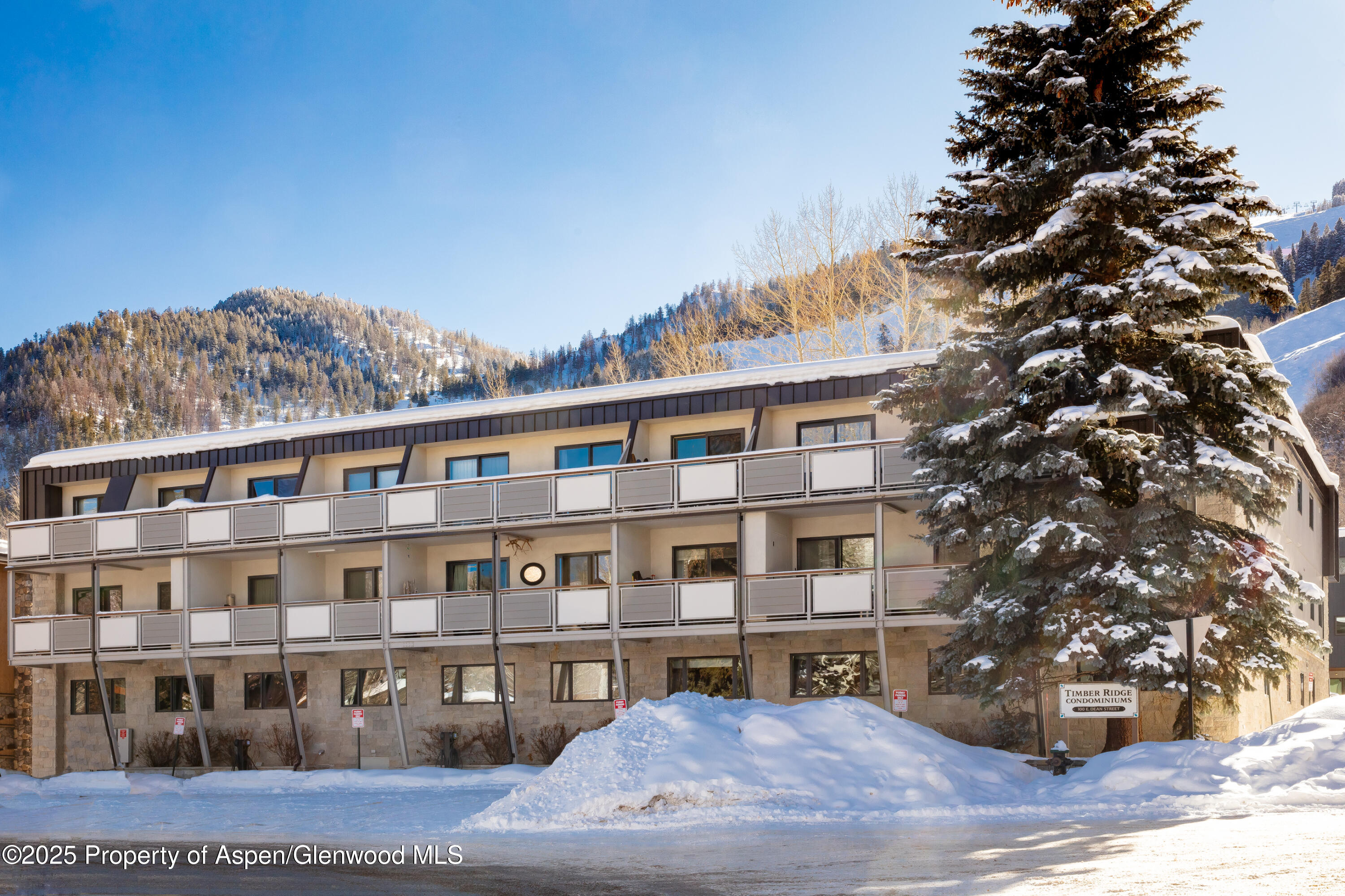 100 E Dean Street, 1B