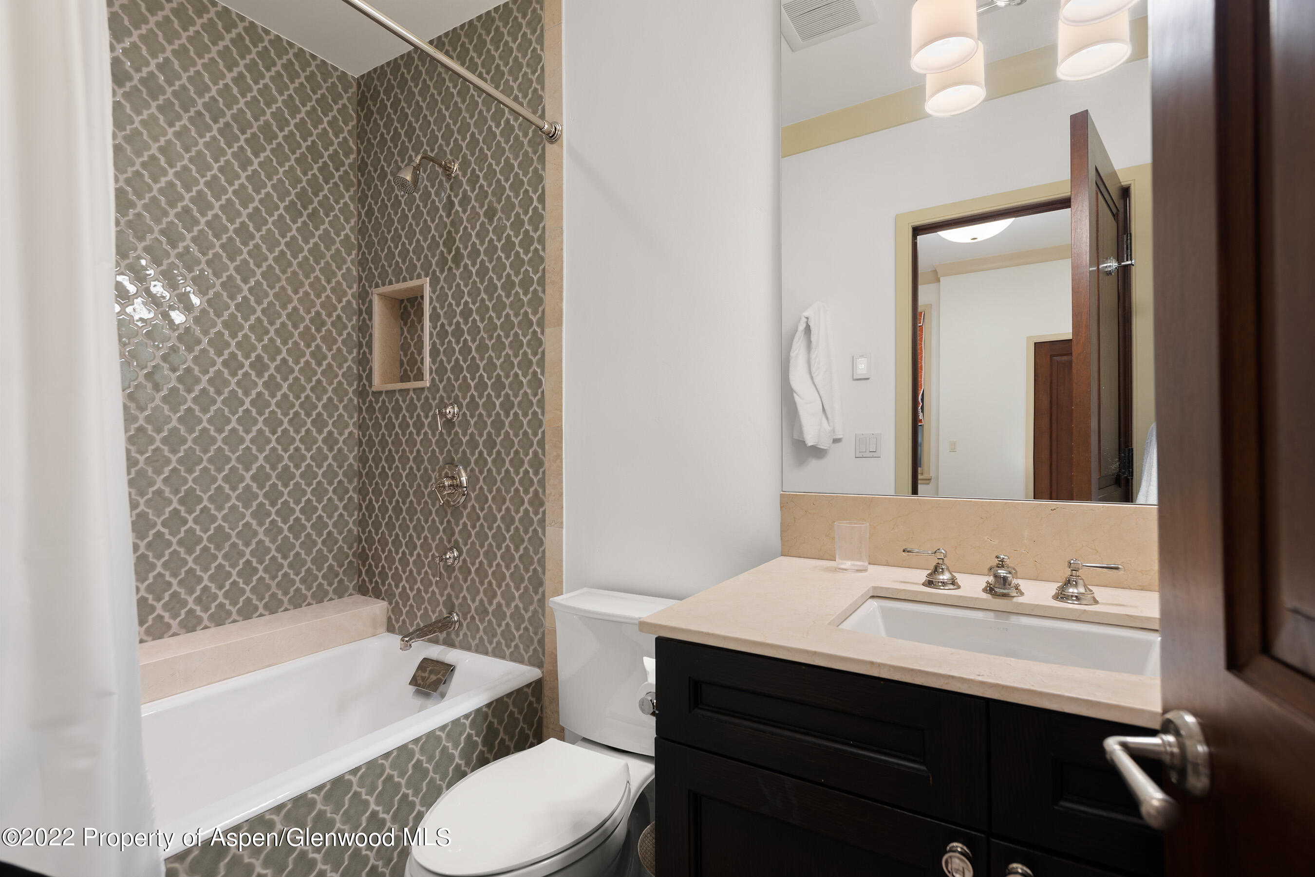 509 W Hopkins Avenue